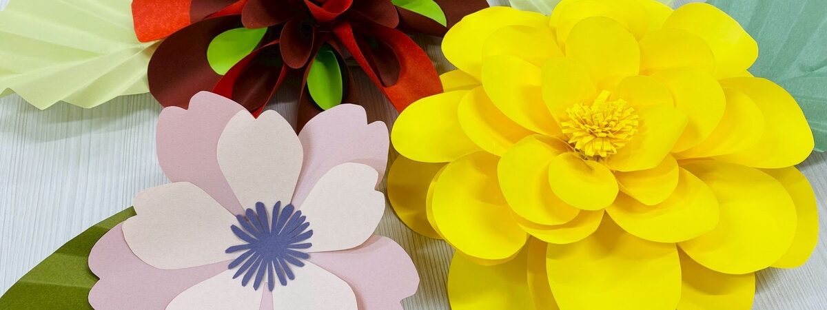 完成したペーパーフラワーの花々