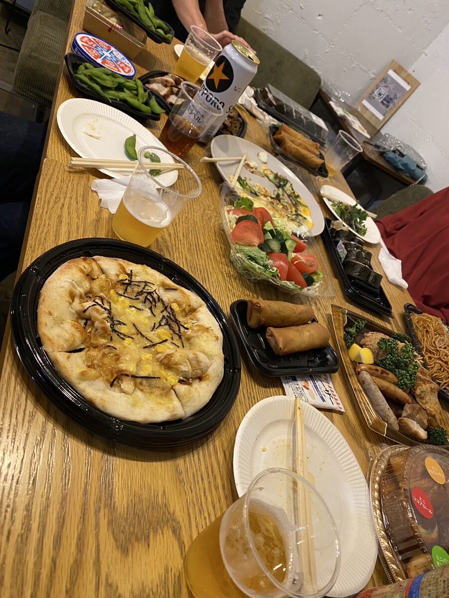 親睦会の食卓に並んだ料理