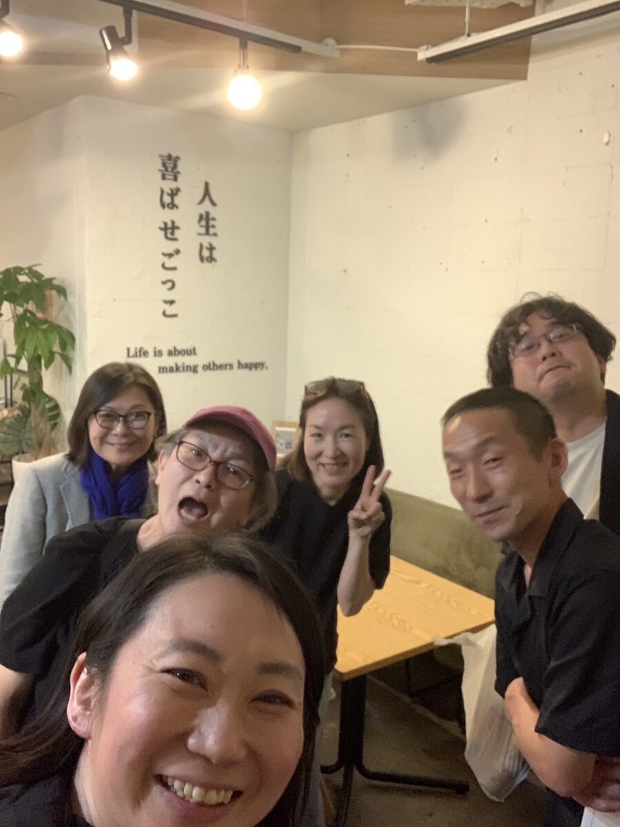 笑顔で写る親睦会のメンバー