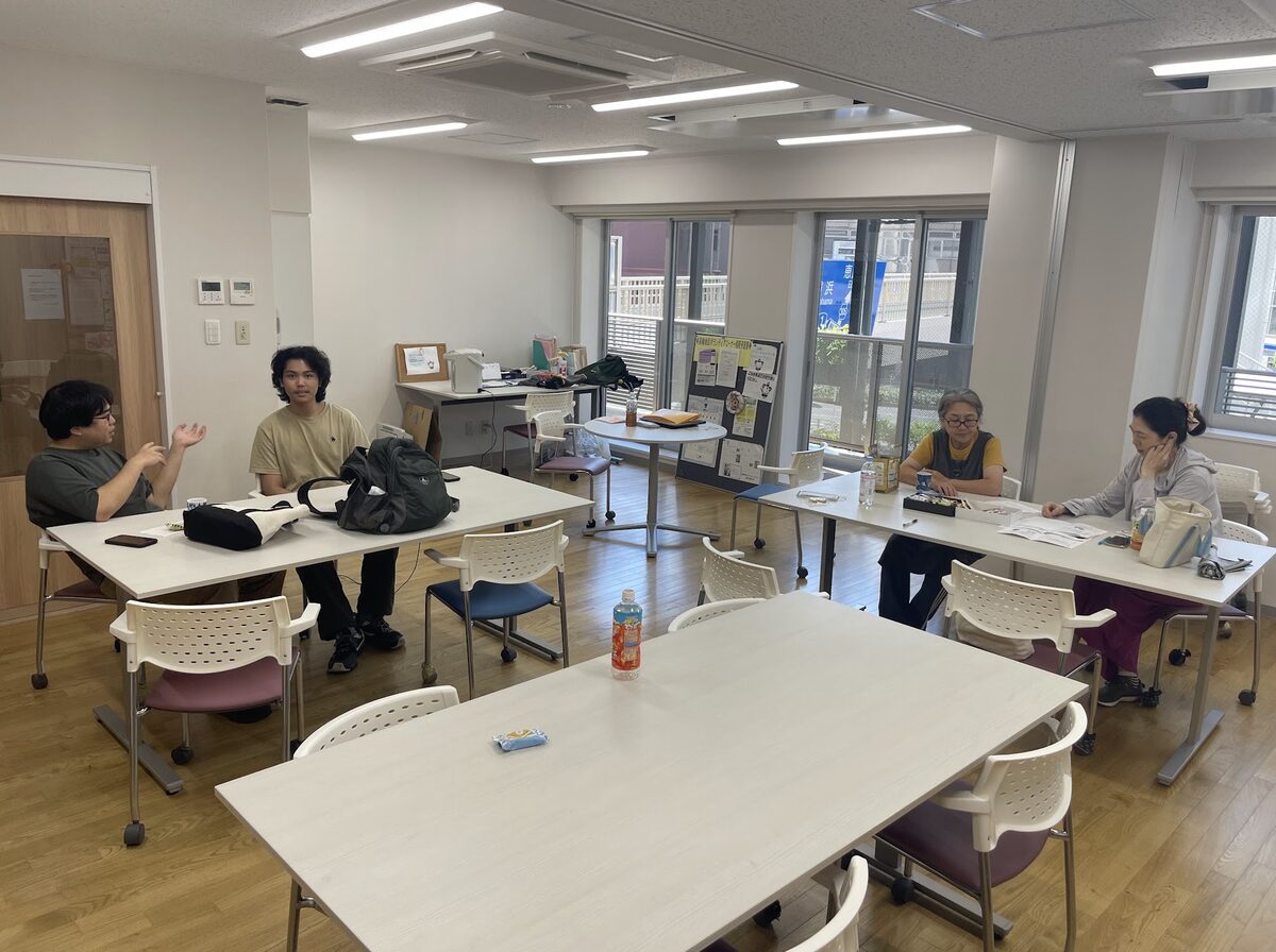 自習する参加者と会場のようす