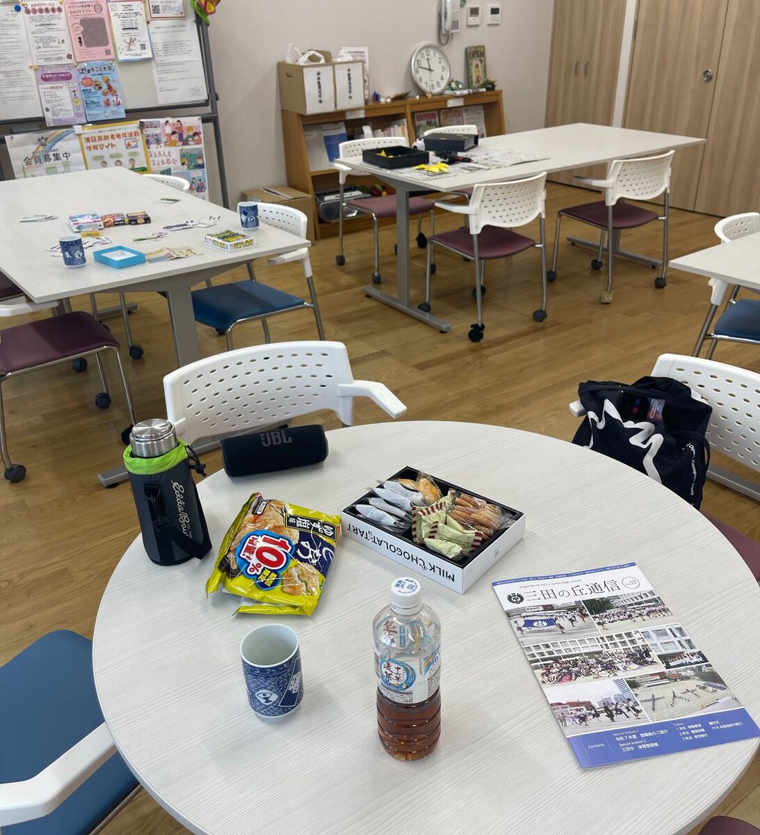 テーブルに広げた資料と飲みもの