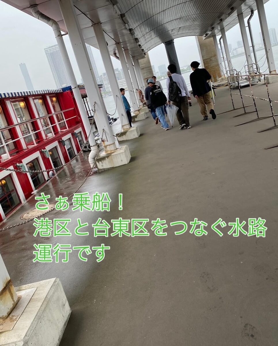 港区と台東区をつなぐ水路を進む船内から