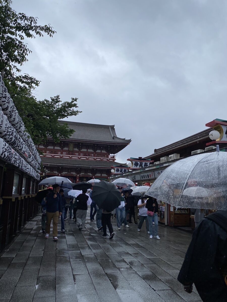雨の仲見世通りを歩く参加者