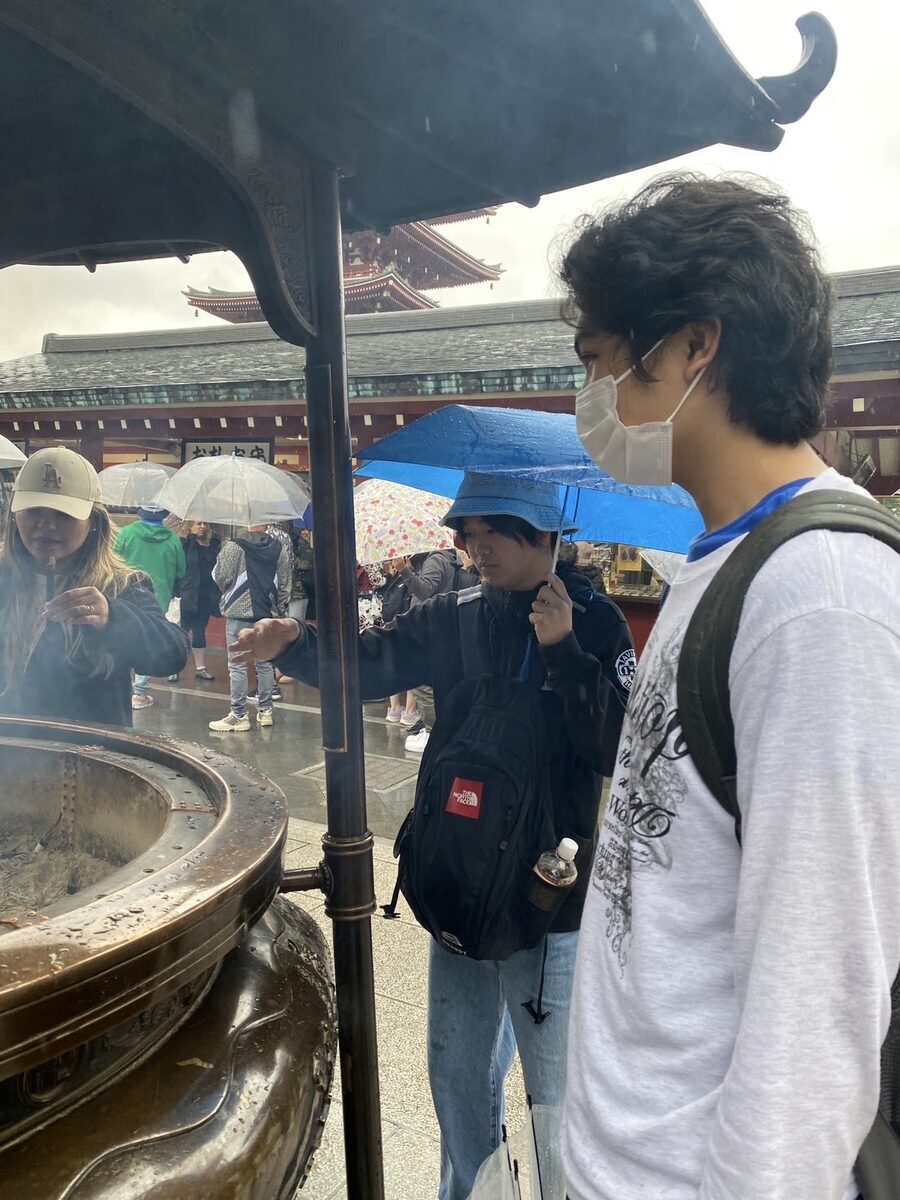 浅草寺の常香炉の前に立つ参加者