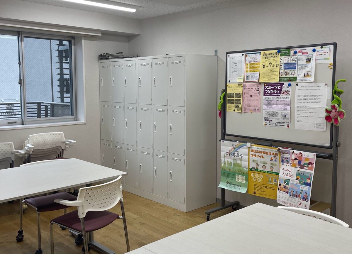 定例会の会場。ロッカーと掲示板のある部屋