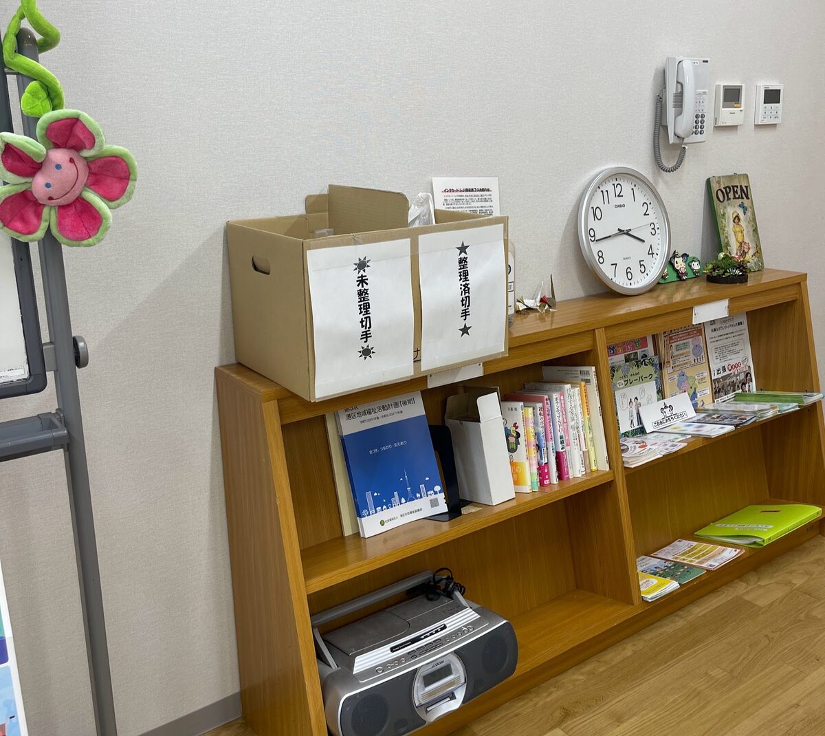 会場の書棚。地域の資料やチラシが並んでいる